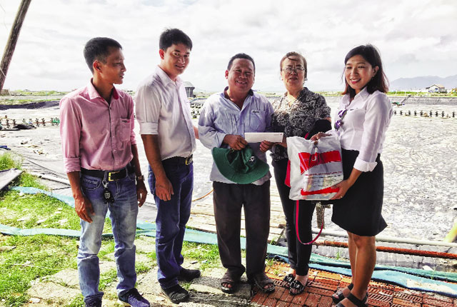 Bà Thùy Vân, Trưởng phòng Marketing và Truyền thông trao tặng quà cho người dân vùng lũ